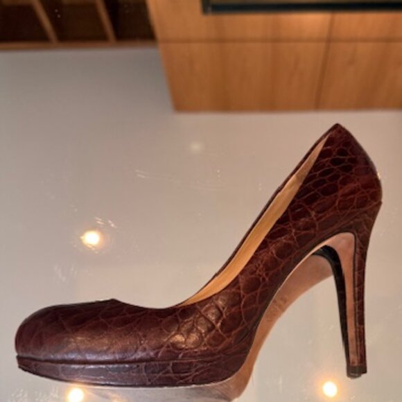 Pre-Loved Ann Taylor Brown Crocodile Print Leather Pumps - Women's Size 7.5 - Picture 3 of 7